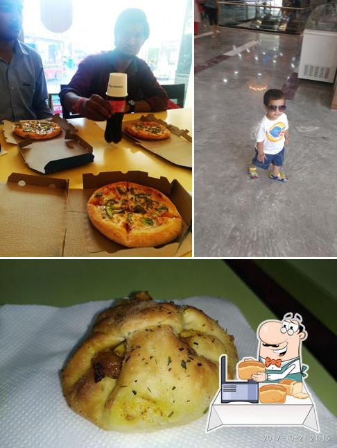 Garlic bread at Domino's Pizza Malviya Nagar, Jaipur