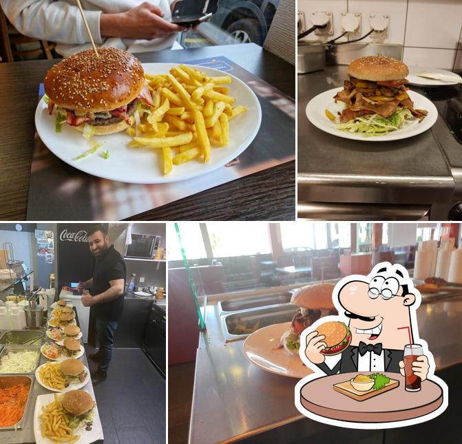 Prenditi un hamburger a Demo Pizza & Kebab