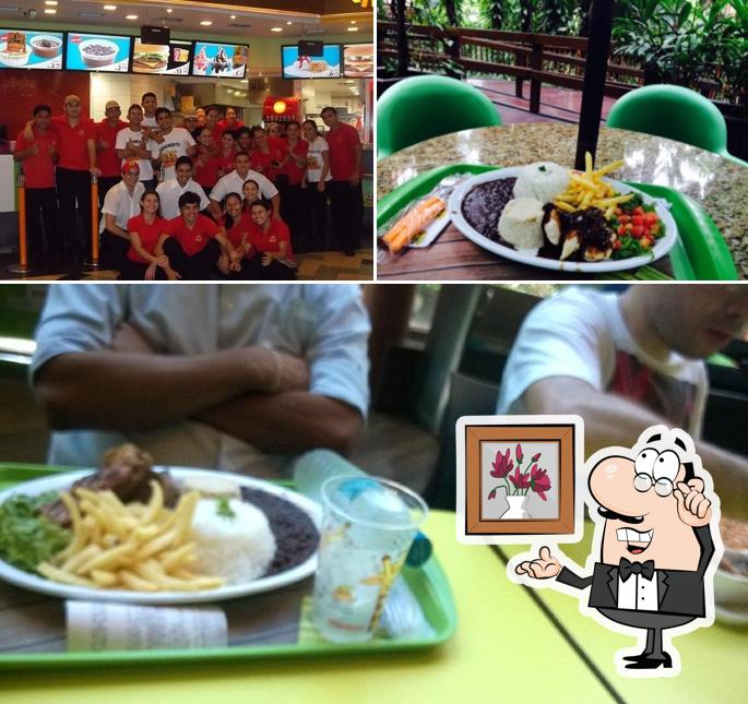 Sente em uma das mesas no Giraffas Shopping Manauara