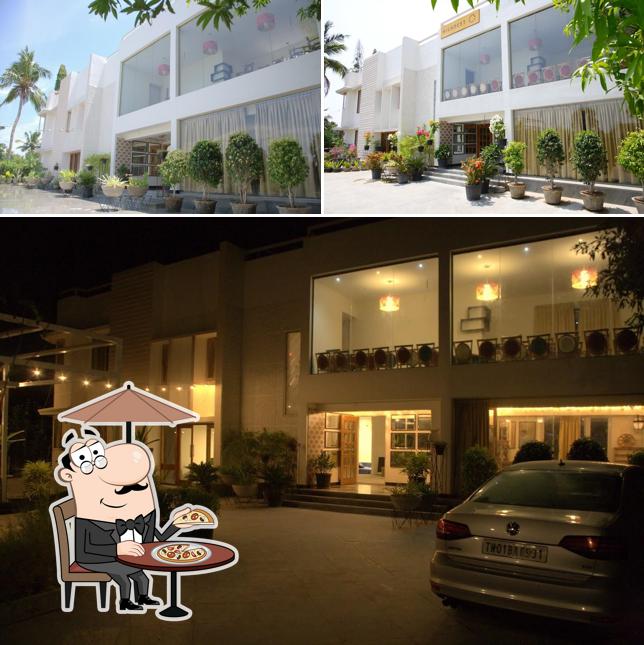 Enjoy the view at the outside area of Hotel Villa Highnest - Oragadam - Sriperumpudur