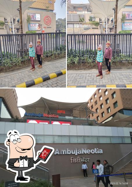 Check out how Pizza Hut Ambuja Mall, Patna looks outside