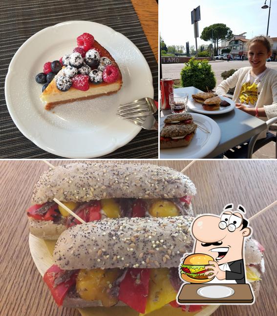 Prenditi un hamburger a Fuori Orario Caffè