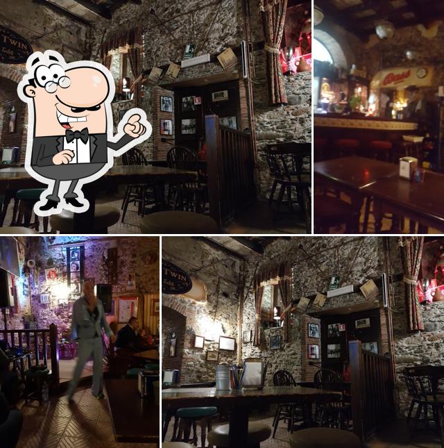 Siediti a un tavolo di Twin Pub