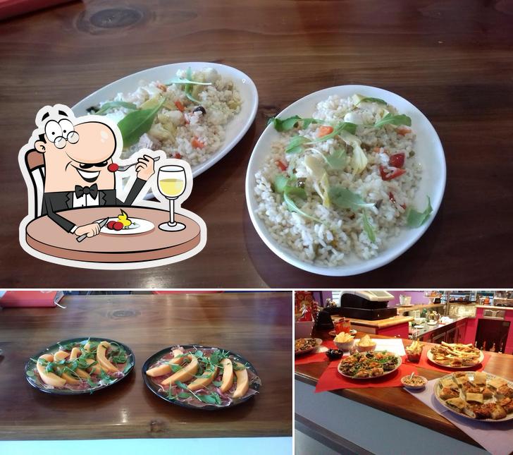 Questa è la foto che presenta la cibo e tavolo da pranzo di Bar Mary