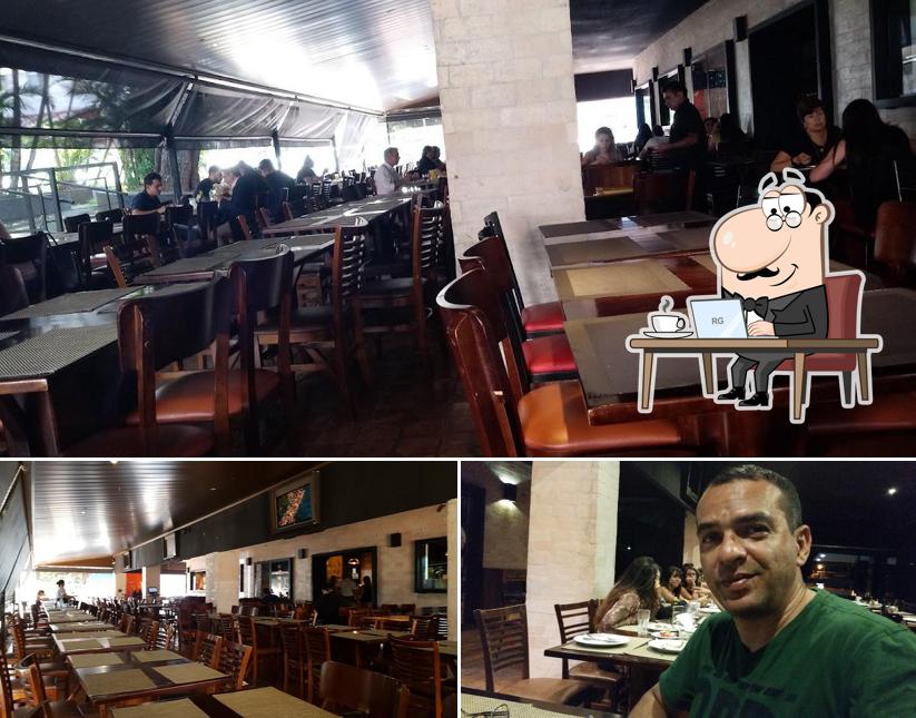 Sente em uma das mesas no Chão De Estrelas Pizzaria E Restaurante