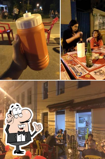 Sente em uma das mesas no Bar Do Manoelzinho