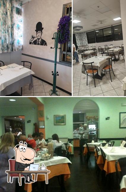 Questa è la immagine che presenta la interni e tavolo da pranzo di Ristorante Pizzeria Pellicano