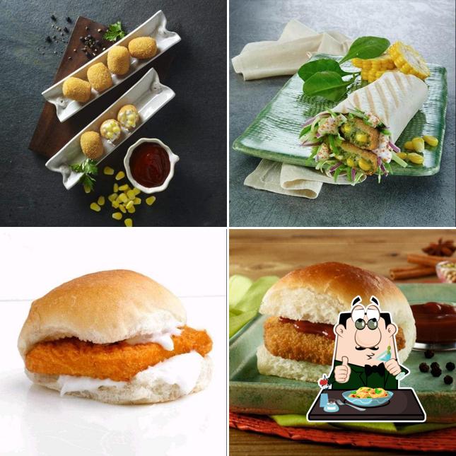 Food at Goli Vada Pav No.1