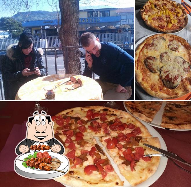 La cibo e interni del ristorante