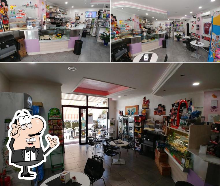 Dai un'occhiata agli interni di Lupin Bar