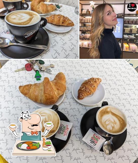 La foto della cibo e bevanda di Miró