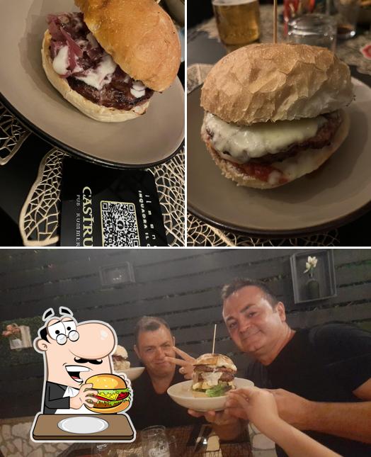 Prova un hamburger a Castrum pub rummeria