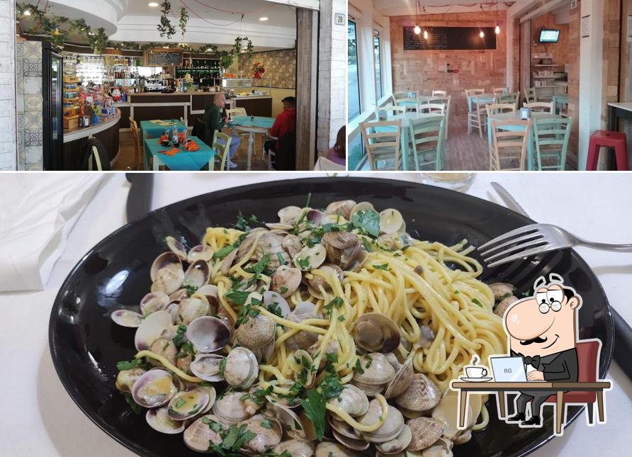 La foto della interni e cibo di Vintage Cafè - Trattoria Mare