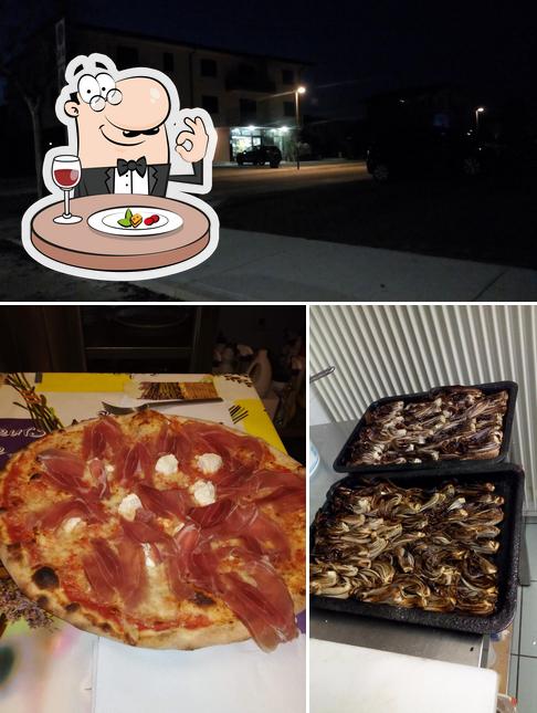 La foto della cibo e esterno di Pizzeria Castello