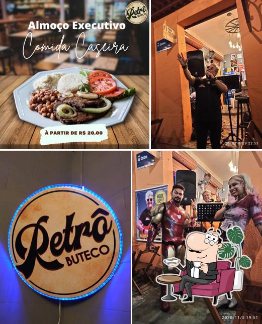 Sente em uma das mesas no Retrô Buteco