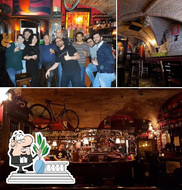 Goditi la vista dall'area esterna di Elfo Pub