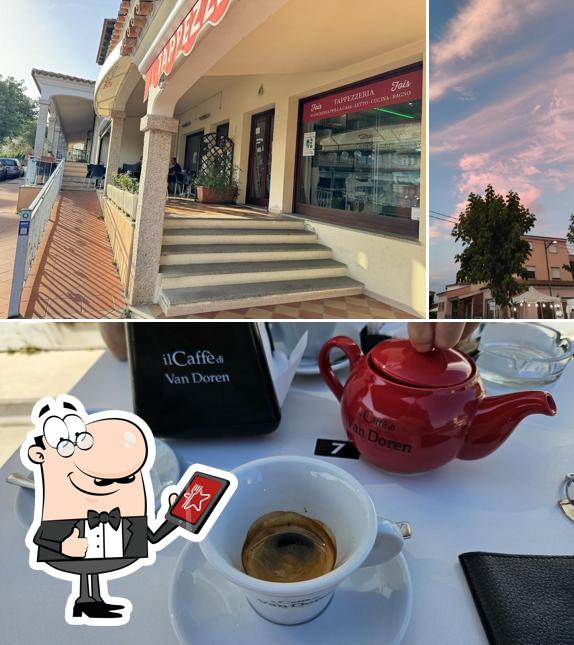 Questa è la foto che raffigura la esterno e cibo di COFFEE HOUSE