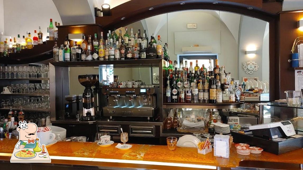 Cibo al Jolly Cafè di Alessandro Verrone