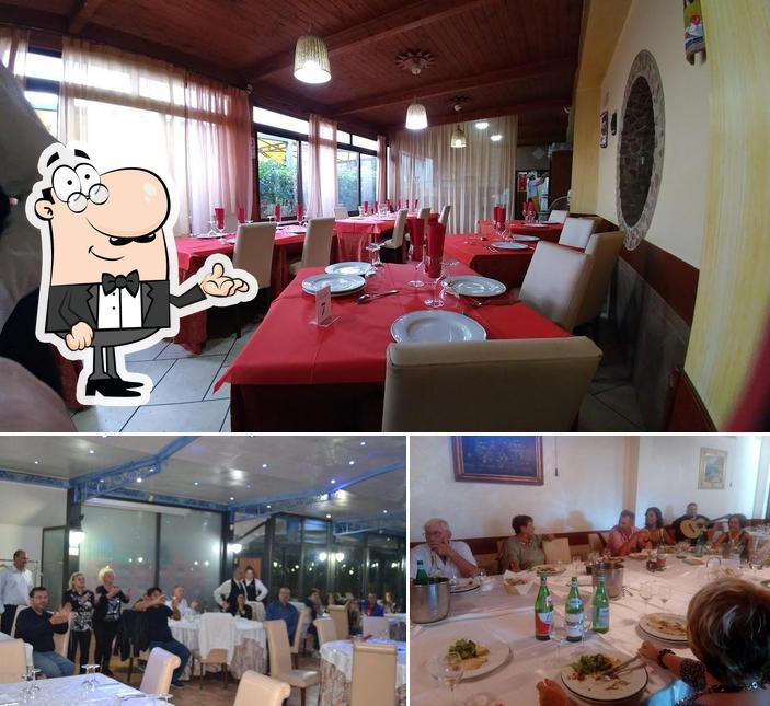 La interni e tavolo da pranzo del ristorante