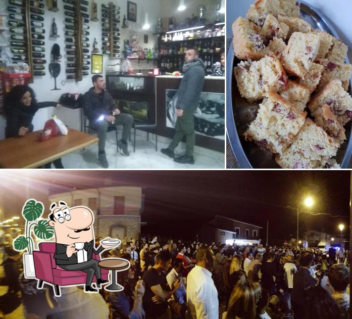La immagine di interni e cibo da Bar La Bottega Del Caffè