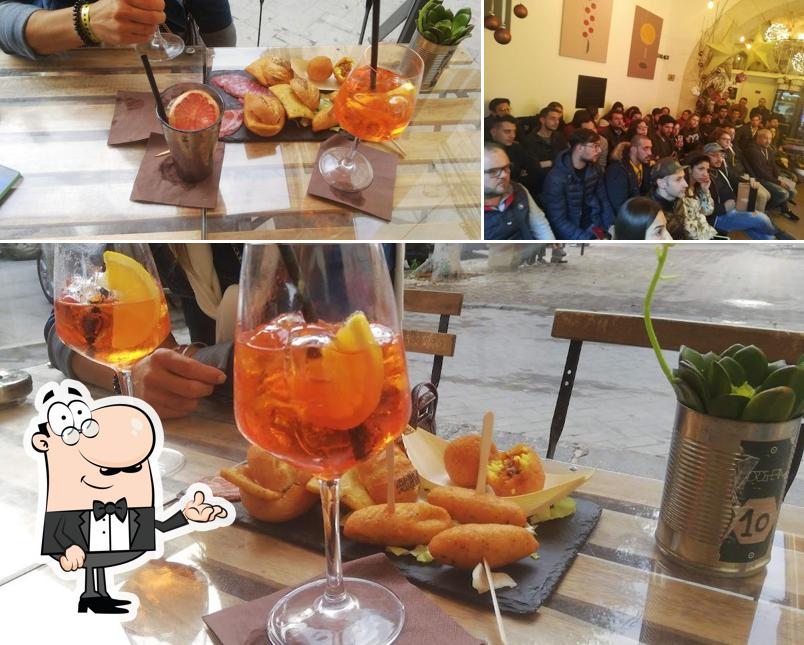 Siediti a un tavolo di La Drogheria