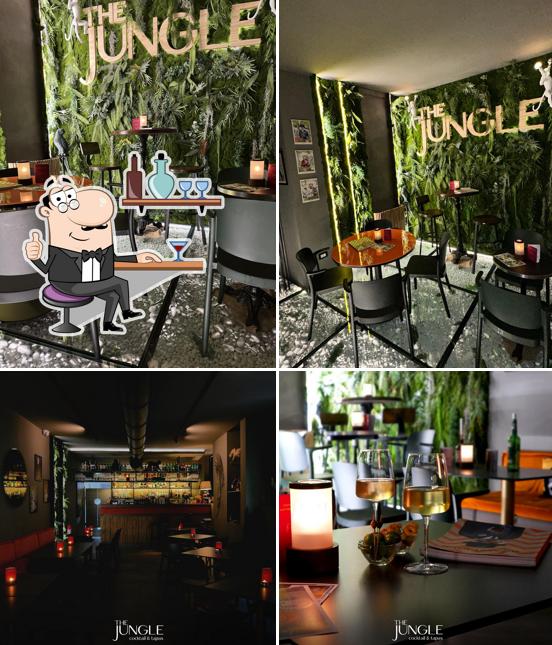 Dai un'occhiata agli interni di The Jungle Cocktail & Tapas
