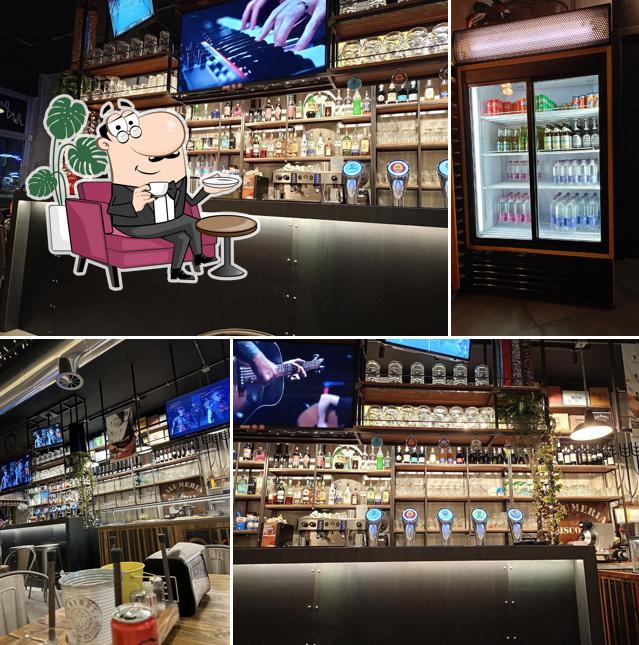 Siediti a un tavolo di Quadro Pizza & Beer