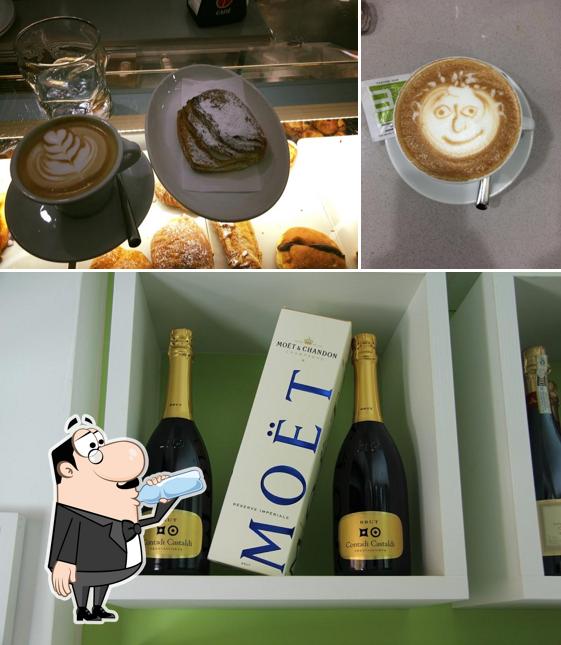 Goditi un drink dal menu