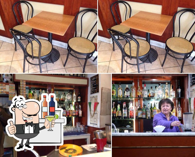 Dai un’occhiata alla foto che mostra la bancone da bar e interni di Oasi