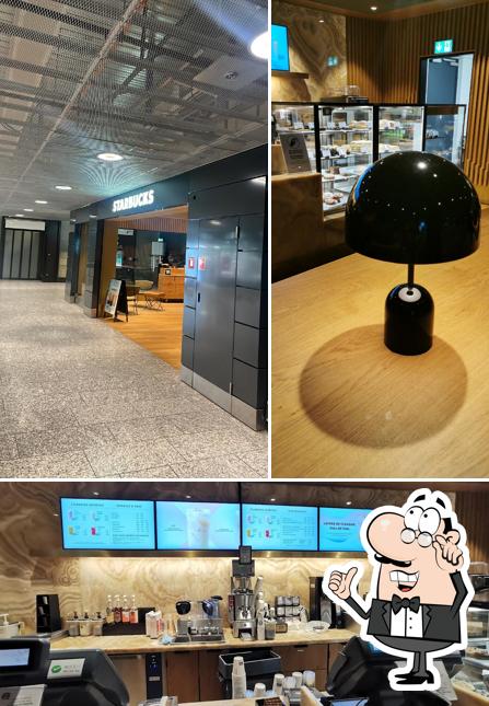 Siediti a un tavolo di Starbucks Gate B