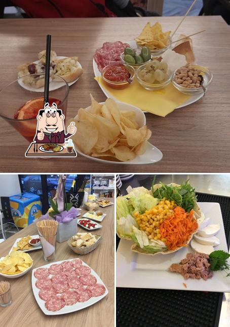 Ordina i piatti di carne a Caffè Commercio