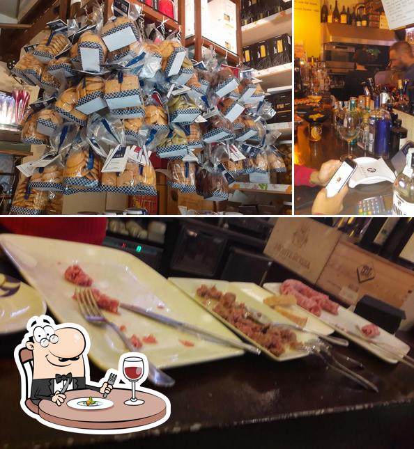 Dai un’occhiata alla immagine che presenta la cibo e interni di Petit Cafè