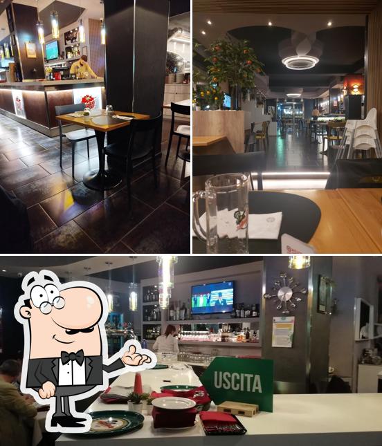 Dai un'occhiata agli interni di Pizza Rosso