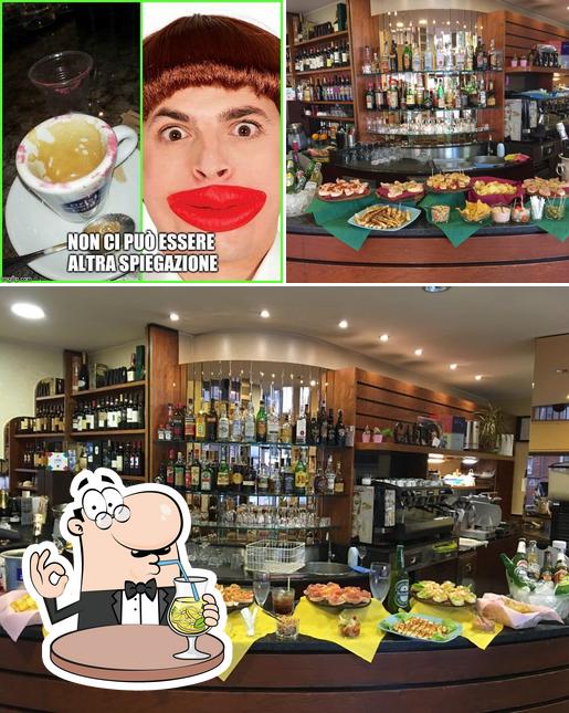 Dai un’occhiata alla foto che raffigura la bevanda e cibo di Caffè consuelo