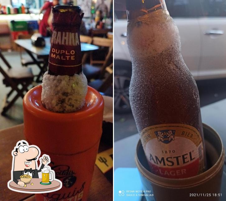 Desfute um copo de cerveja leve ou escura