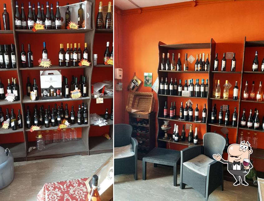 Degusta un bicchiere di vino a I tre grappoli