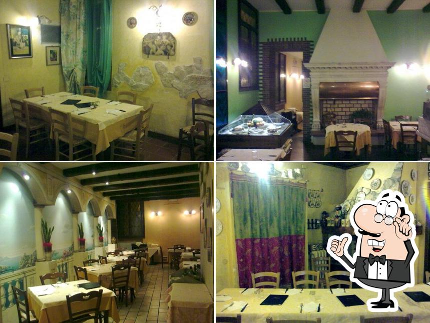 Dai un'occhiata agli interni di RISTORANTE PIZZERIA ZI' TERESA