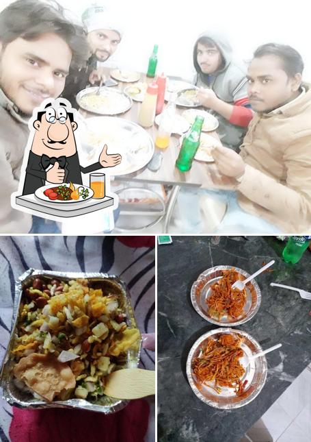 The image of Kumar bhelpuri and veg corner’s food and dining table