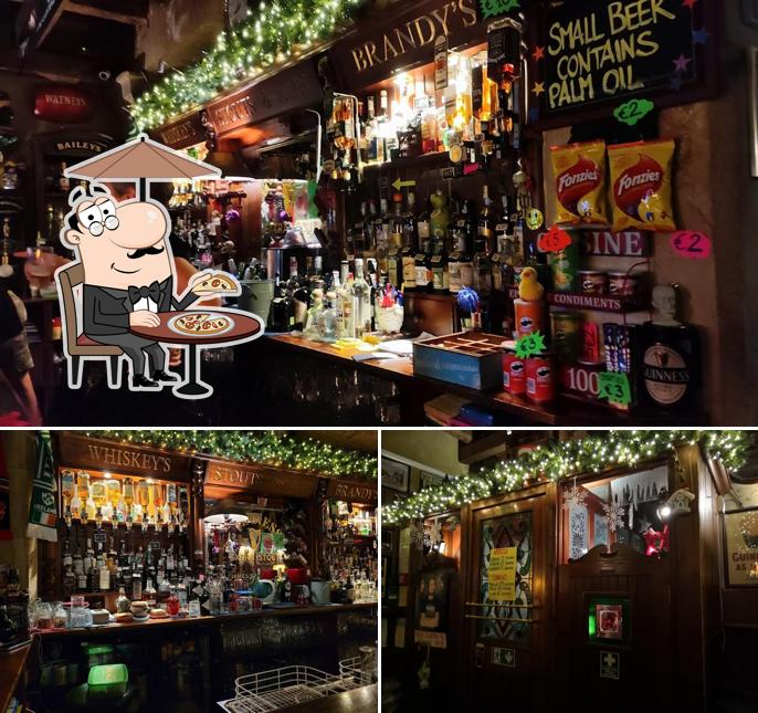 Goditi la vista dagli esterni di White Harp Pub