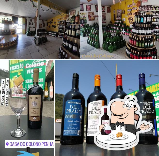 É agradável tomar uma taça de vinho no Casa do Colono