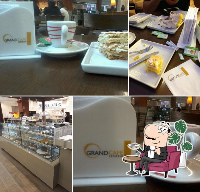 Sente em uma das mesas no Grand Café