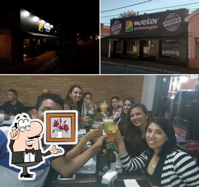Veja imagens do interior do Master Pizza & Chopperia