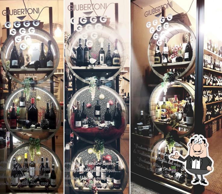 Siediti a un tavolo di Cantine Giubertoni Wine Shop