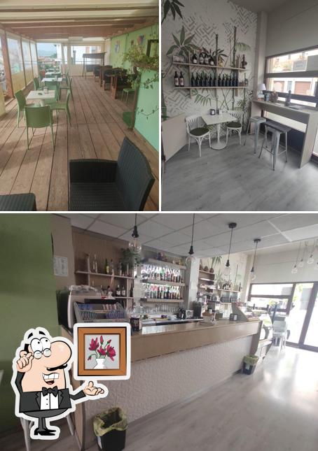 Siediti a un tavolo di Whats Cafè