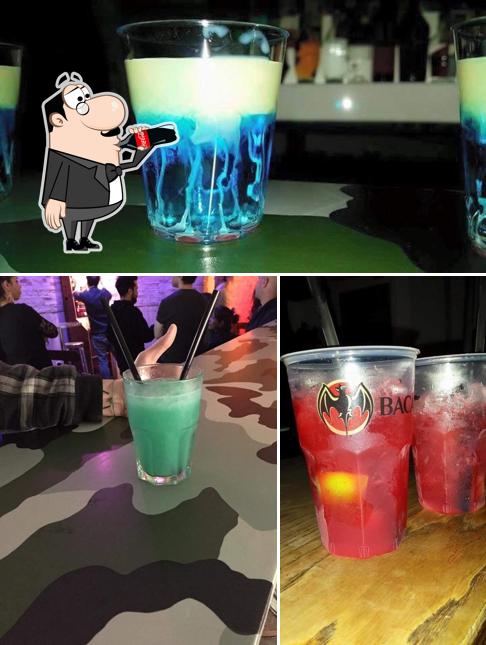 Goditi un drink dal menu