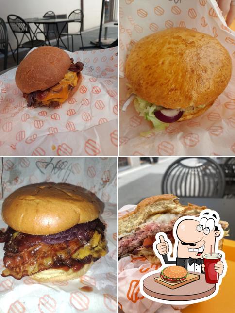 Ordina un hamburger a MOOD BURGER STORE
