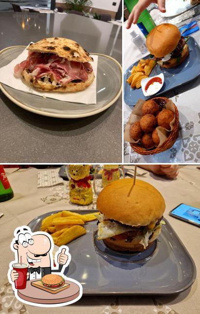 Ordina un hamburger a Pizzeria Panineria Postofisso
