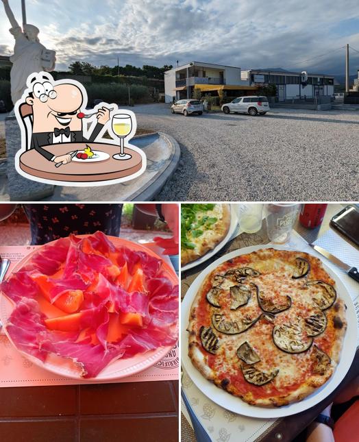 Pizzeria La Stella si caratterizza per la cibo e esterno