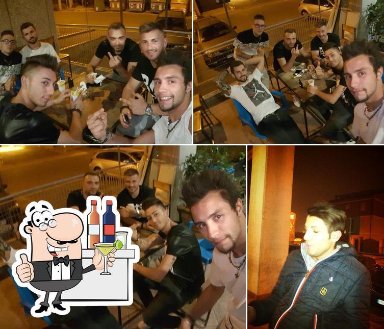 Dai un’occhiata alla foto che presenta la bancone da bar e interni di Al Dollaro