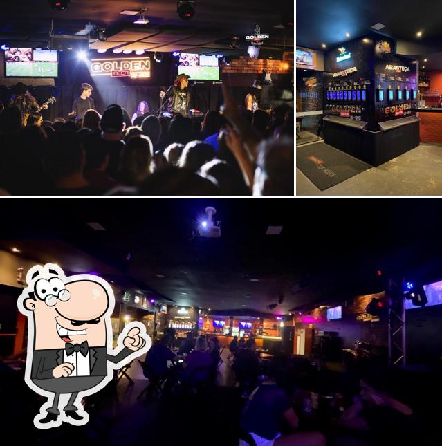 Sente em uma das mesas no Golden Beer Tap House
